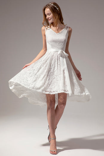 Vestido branco de renda alta-baixa
