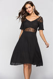 Vestido de cocktail preto de linha com renda