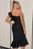 Um ombro pequeno vestido preto