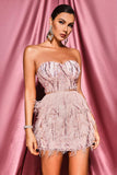 Vestido de cocktail com penas rosa