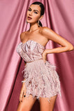 Vestido de cocktail com penas rosa