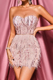 Vestido de cocktail com penas rosa