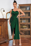 Um ombro verde escuro vestido de festa