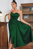 Um ombro verde escuro vestido de festa