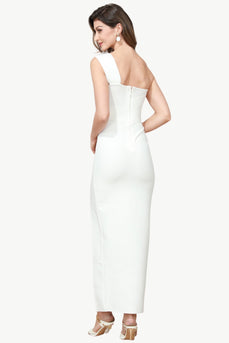 Um ombro vestido de festa branco com fenda