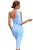 Um vestido de cocktail apertado azul de um ombro com fenda