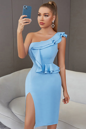 Um vestido de cocktail apertado azul de um ombro com pregas