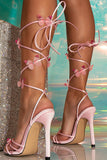 Sandálias de salto alto de renda rosa com borboletas