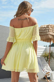 Bonito uma linha fora do vestido de regresso a casa amarelo ombro