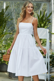 Um vestido de verão branco de linha com Bowknot