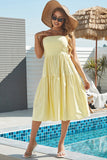 Um vestido de verão branco de linha com Bowknot