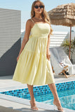 Um vestido de verão branco de linha com Bowknot