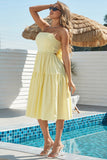 Um vestido de verão branco de linha com Bowknot