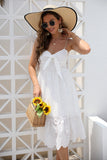 Um vestido de verão branco de espaguete de linha