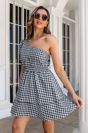 Um vestido de verão xadrez de ombro