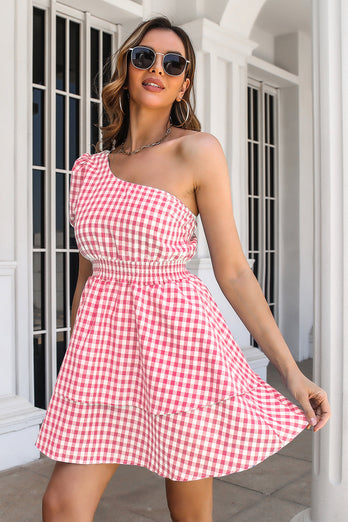 Um vestido de verão xadrez de ombro