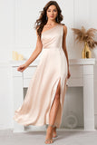 Um vestido de baile de cetim de ombro com fenda