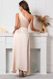 Um vestido de baile de cetim de ombro com fenda