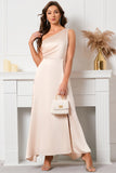 Um vestido de baile de cetim de ombro com fenda