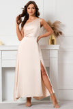Um vestido de baile de cetim de ombro com fenda