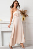 Um vestido de baile de cetim de ombro com fenda