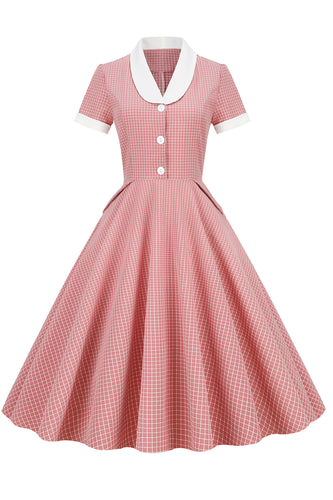 Um vestido vintage blush de pescoço v linha com botão