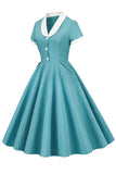 Um vestido vintage blush de pescoço v linha com botão