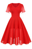Um vestido vintage vermelho de pescoço v linha com mangas curtas