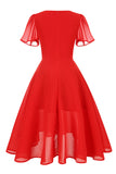 Um vestido vintage vermelho de pescoço v linha com mangas curtas