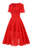 Um vestido vintage vermelho de pescoço v linha com mangas curtas