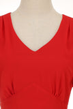 Um vestido vintage vermelho de pescoço v linha com mangas curtas