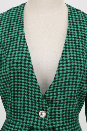 Um vestido vintage xadrez de grade v pescoço verde