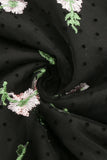 Um vestido vintage preto de pescoço alto de linha com renda