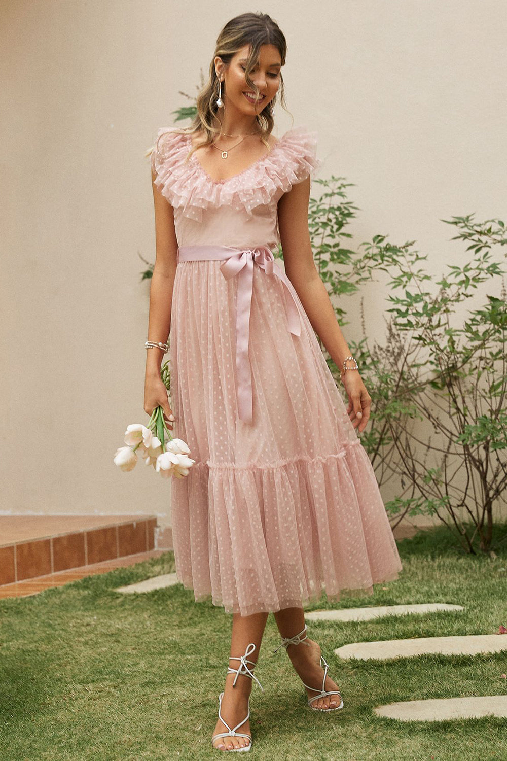 Vestido de festa com cinto rosa folhos