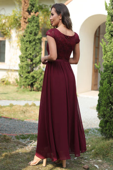 Um vestido de dama de honra comprido de pescoço v pescoço burgundy