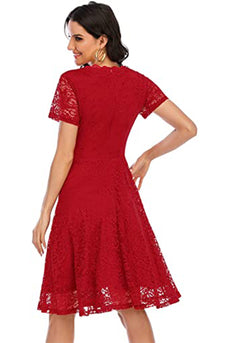 Vestido de renda de decote em V vermelho