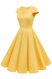 Vestido amarelo do pescoço do pescoço dos anos 50