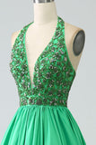 Vestido de baile de formatura de halter verde acetinado com missangas