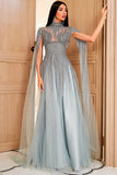 Luxuoso um vestido de festa de pescoço alto de linha com missangas