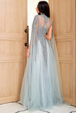 Luxuoso um vestido de festa de pescoço alto de linha com missangas