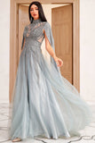 Luxuoso um vestido de festa de pescoço alto de linha com missangas