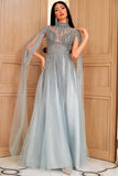 Luxuoso um vestido de festa de pescoço alto de linha com missangas