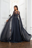Lindo um vestido de mãe cinza escuro da linha com apliques