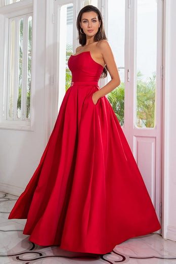 Um vestido de baile vermelho sem alças sem alças com frente dividida