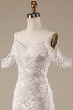 Vestido de noiva de renda de marfim com franjas