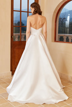 Vestido de noiva de cetim branco com fenda