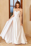 Vestido de noiva de cetim branco com fenda