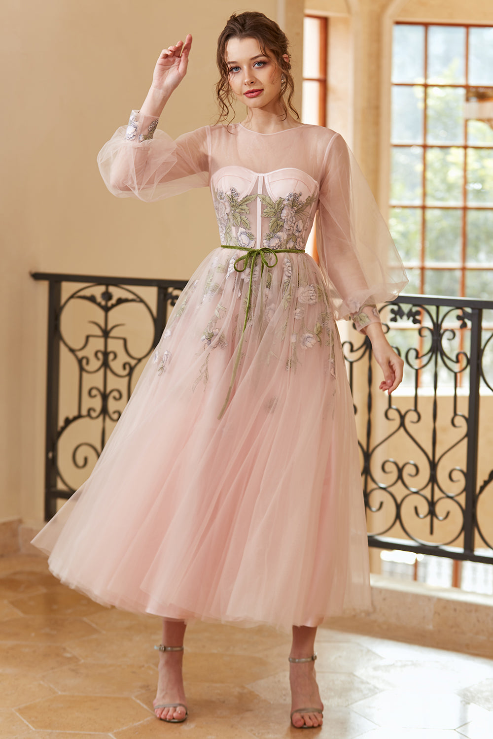 Um vestido de baile de chá de luz de joia de linha nu com mangas compridas