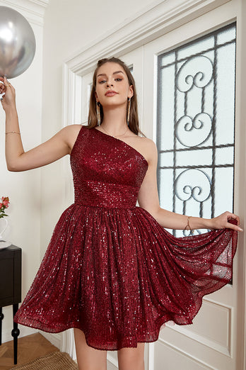 Um vestido de baile curto de sequin de ombro de um ombro