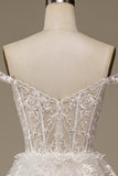 Vestido de noiva de renda em camadas branco brilhante com fenda